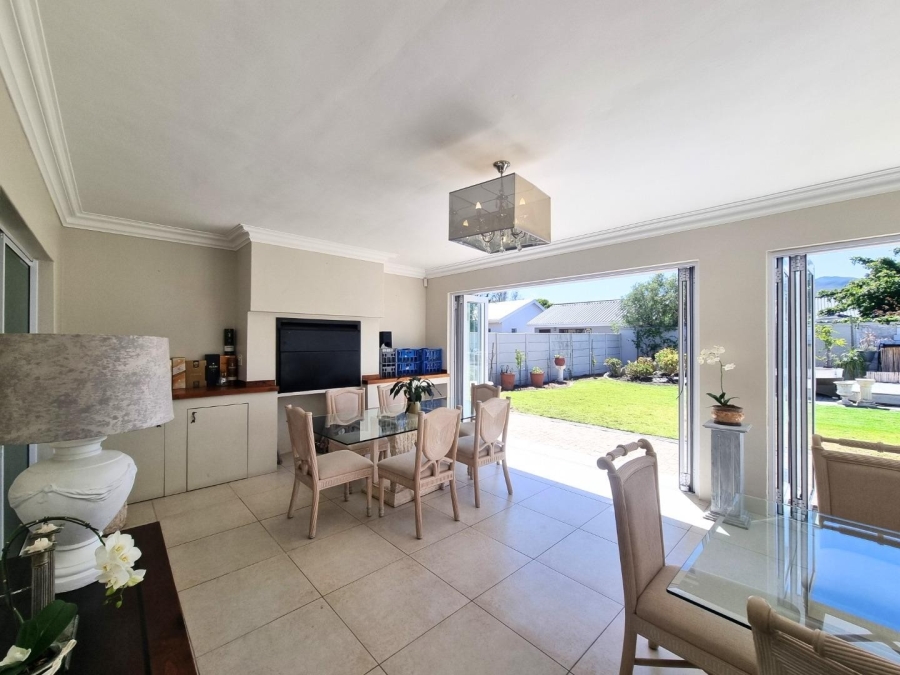 5 Bedroom Property for Sale in Sandbaai Western Cape